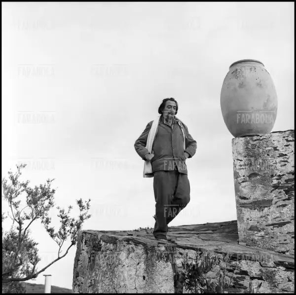 Salvador Dalì a Port Lligat, 1957 - Farabola Immagine digitale