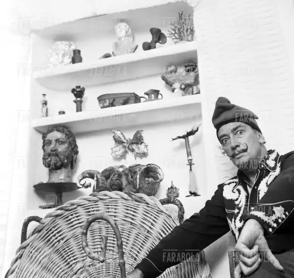 Salvador Dalì a Port Lligat, 1957 - Farabola Immagine digitale