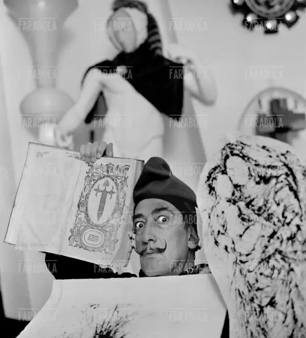 Salvador Dalì a Port Lligat, 1957 - Farabola Immagine digitale