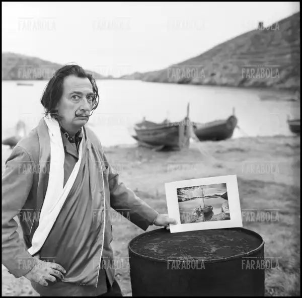 Salvador Dalì a Port Lligat, 1957 - Farabola Immagine digitale