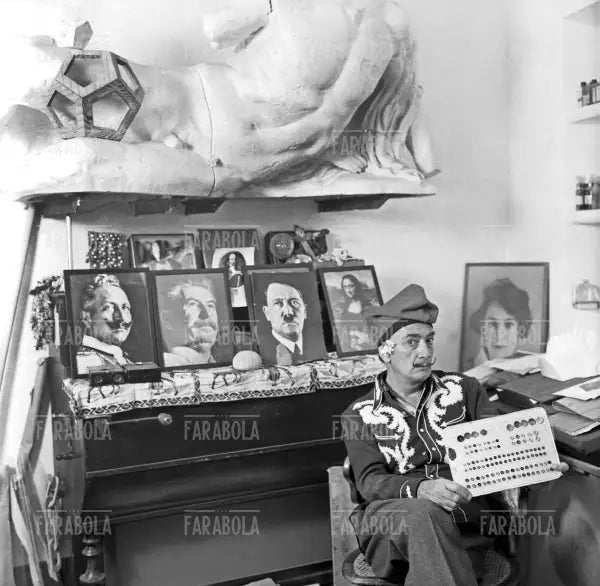Salvador Dalì a Port Lligat, 1957 - Farabola Immagine digitale