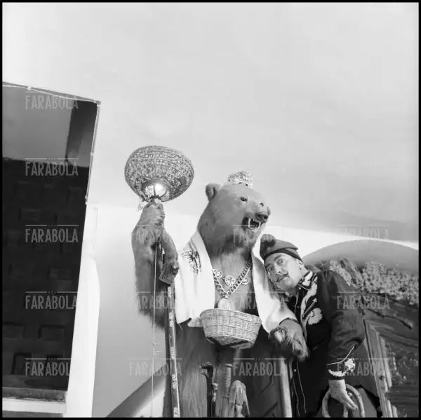 Salvador Dalì a Port Lligat, 1957 - Farabola Immagine digitale