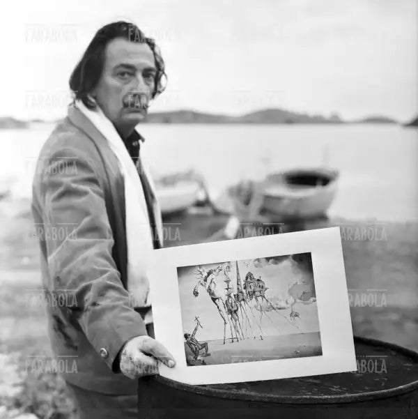 Salvador Dalì a Port Lligat, 1957 - Farabola Immagine digitale