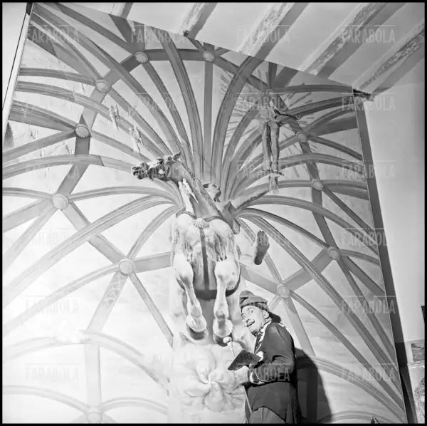Salvador Dalì a Port Lligat, 1957 - Farabola Immagine digitale