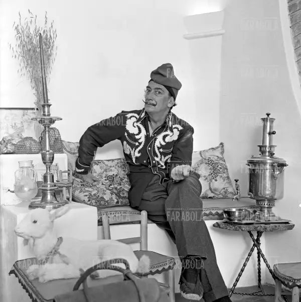 Salvador Dalì a Port Lligat, 1957 - Farabola Immagine digitale