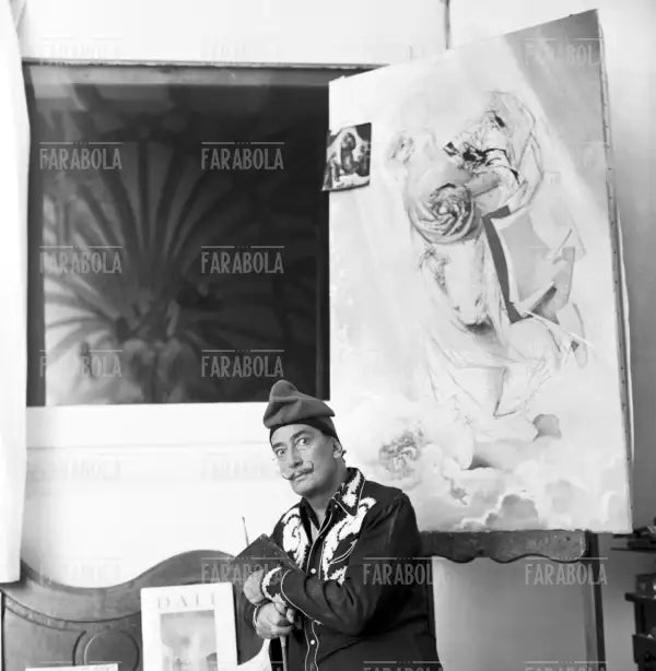 Salvador Dalì a Port Lligat, 1957 - Farabola Immagine digitale