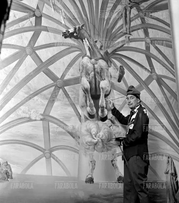 Salvador Dalì a Port Lligat, 1957 - Farabola Immagine digitale