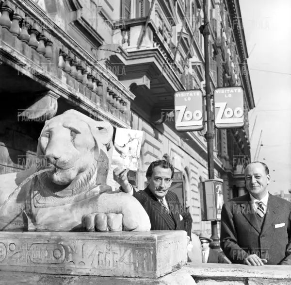 Salvador Dalì accanto alla fontana di via XX Settembre con Michele Multedo, Roma, 1954 - Farabola Immagine digitale