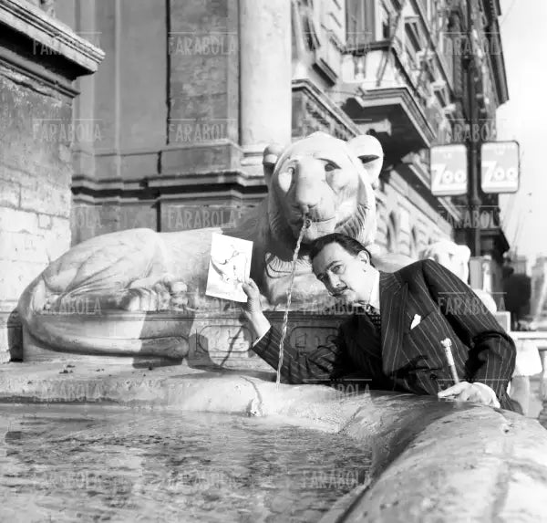 Salvador Dalì accanto alla fontana di via XX Settembre, Roma, 1954 - Farabola Immagine digitale