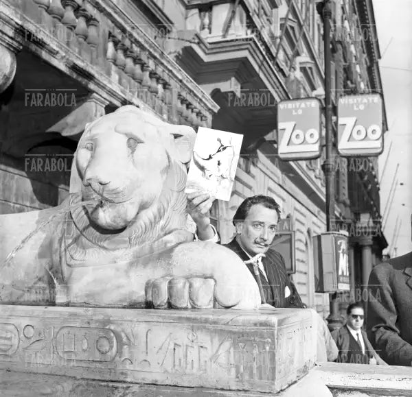 Salvador Dalì accanto alla fontana di via XX Settembre, Roma, 1954 - Farabola Immagine digitale