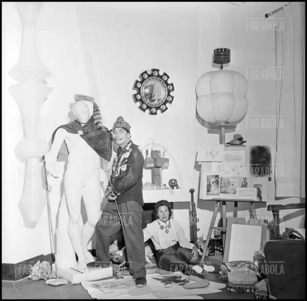 Salvador Dalì con la moglie Gala a Port Lligat, 1957 - Farabola Immagine digitale