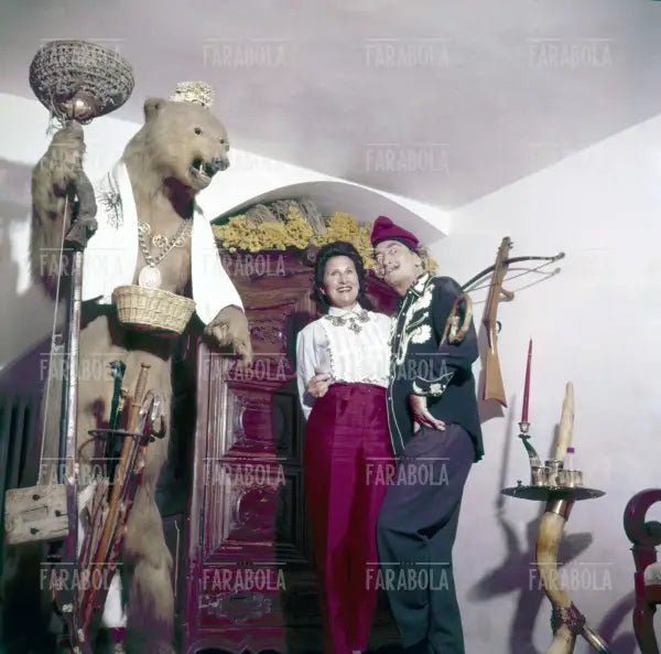 Salvador Dalì con la moglie Gala a Port Lligat, 1957 - Farabola Immagine digitale