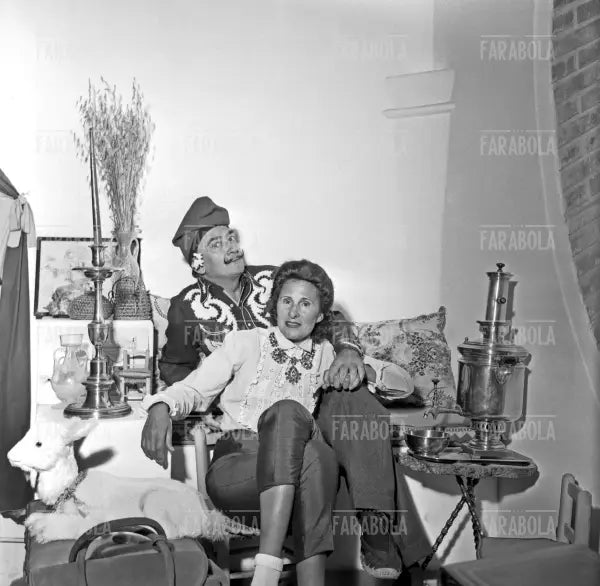 Salvador Dalì con la moglie Gala a Port Lligat, 1957 - Farabola Immagine digitale