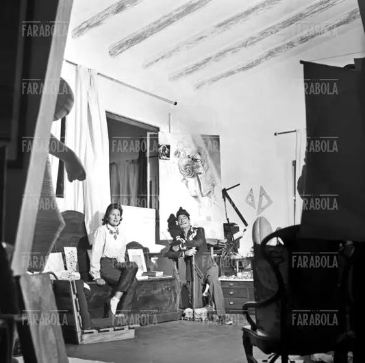 Salvador Dalì con la moglie Gala a Port Lligat, 1957 - Farabola Immagine digitale