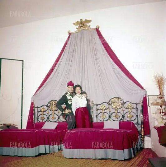 Salvador Dalì con la moglie Gala a Port Lligat, 1957 - Farabola Immagine digitale
