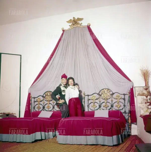 Salvador Dalì con la moglie Gala a Port Lligat, 1957 - Farabola Immagine digitale