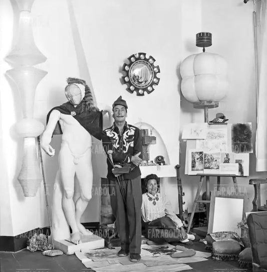 Salvador Dalì con la moglie Gala a Port Lligat, 1957 - Farabola Immagine digitale