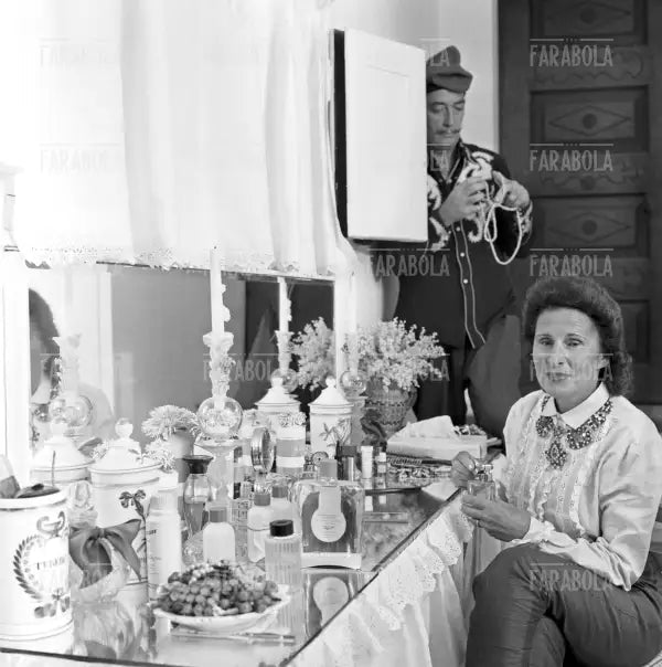 Salvador Dalì con la moglie Gala a Port Lligat, 1957 - Farabola Immagine digitale