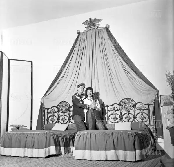 Salvador Dalì con la moglie Gala a Port Lligat, 1957 - Farabola Immagine digitale