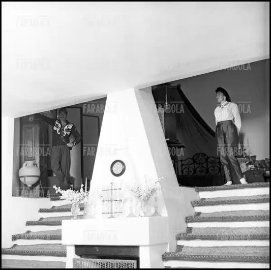 Salvador Dalì con la moglie Gala a Port Lligat, 1957 - Farabola Immagine digitale