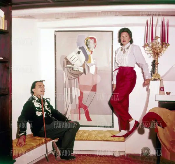Salvador Dalì con la moglie Gala a Port Lligat, 1957 - Farabola Immagine digitale