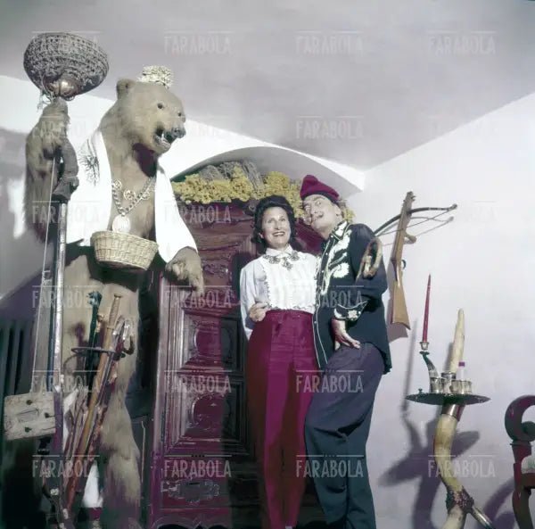 Salvador Dalì con la moglie Gala a Port Lligat, 1957 - Farabola Immagine digitale