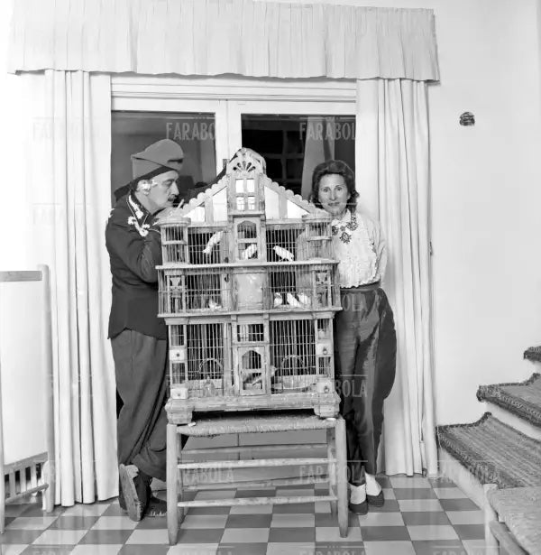 Salvador Dalì con la moglie Gala a Port Lligat, 1957 - Farabola Immagine digitale