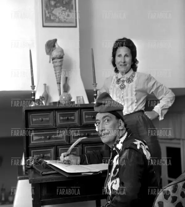 Salvador Dalì con la moglie Gala a Port Lligat, 1957 - Farabola Immagine digitale
