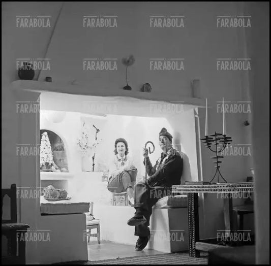 Salvador Dalì con la moglie Gala a Port Lligat, 1957 - Farabola Immagine digitale