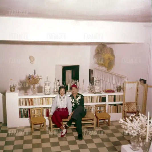 Salvador Dalì con la moglie Gala a Port Lligat, 1957 - Farabola Immagine digitale