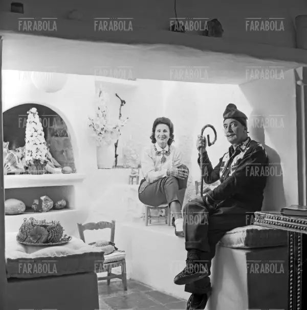 Salvador Dalì con la moglie Gala a Port Lligat, 1957 - Farabola Immagine digitale