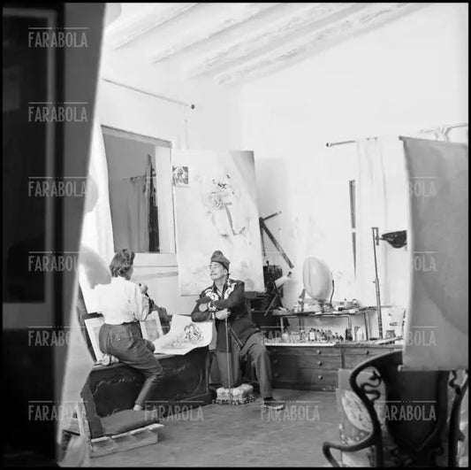 Salvador Dalì con la moglie Gala a Port Lligat, 1957 - Farabola Immagine digitale