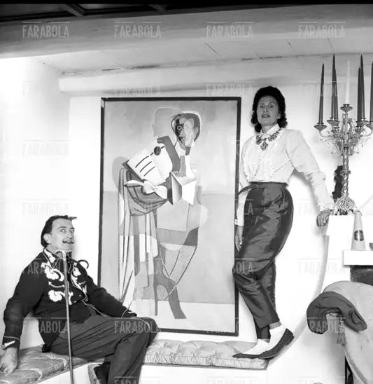 Salvador Dalì con la moglie Gala a Port Lligat, 1957 - Farabola Immagine digitale