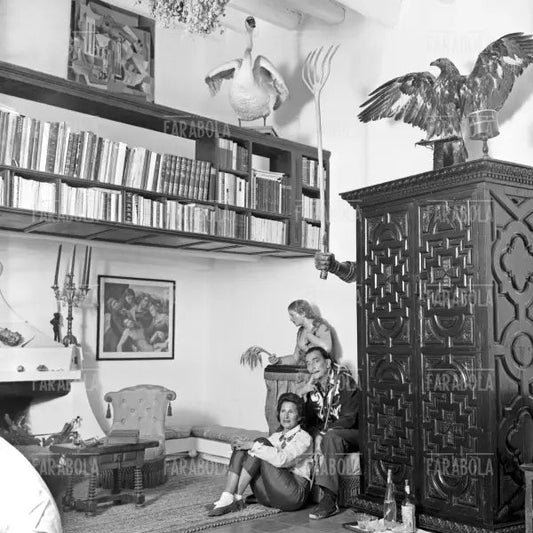 Salvador Dalì con la moglie Gala a Port Lligat, 1957 - Farabola Immagine digitale