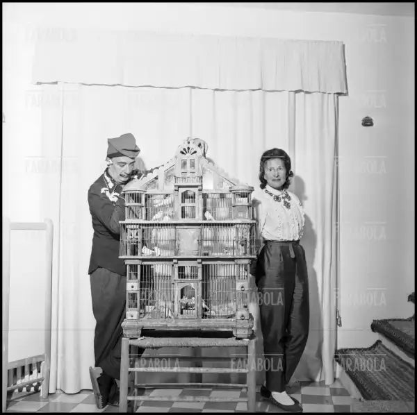 Salvador Dalì con la moglie Gala a Port Lligat, 1957 - Farabola Immagine digitale