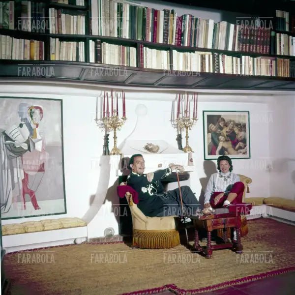 Salvador Dalì con la moglie Gala a Port Lligat, 1957 - Farabola Immagine digitale