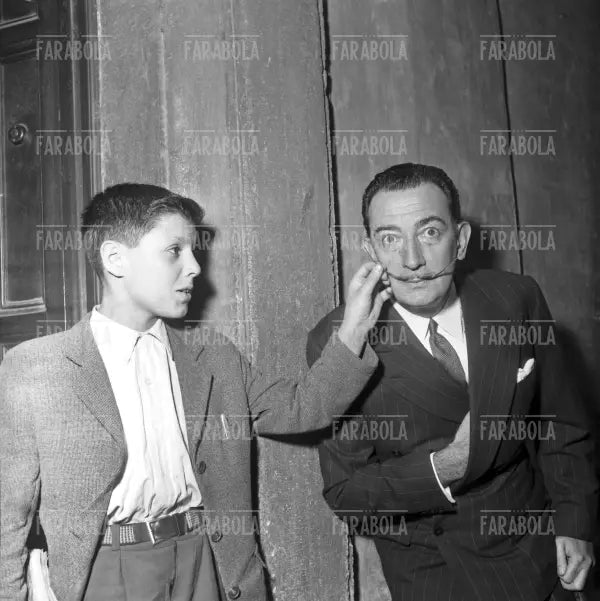 Salvador Dalì con un bambino che gli tira i baffi, Roma, 1954 - Farabola Immagine digitale