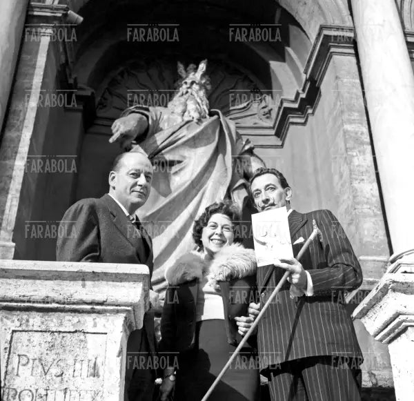 Salvador Dalì davanti al Mosè Ridicolo insieme a Michele Multedo e Anita Pensotti, Roma, 1959 - Farabola Immagine digitale
