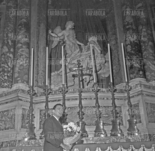 Salvador Dalì davanti all'Estasi di Santa Teresa di Bernini, Roma, 1954 - Farabola Immagine digitale
