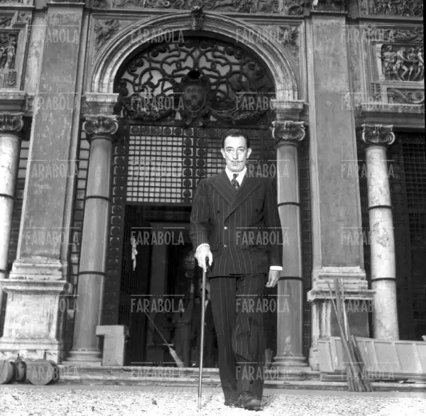 Salvador Dalì durante l'allestimento della sua mostra a Roma, 1954 - Farabola Immagine digitale