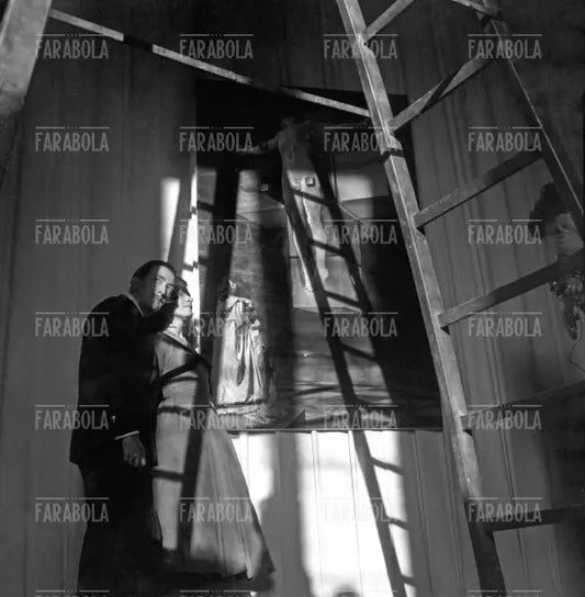 Salvador Dalì durante l'allestimento della sua mostra a Roma, 1954 - Farabola Immagine digitale