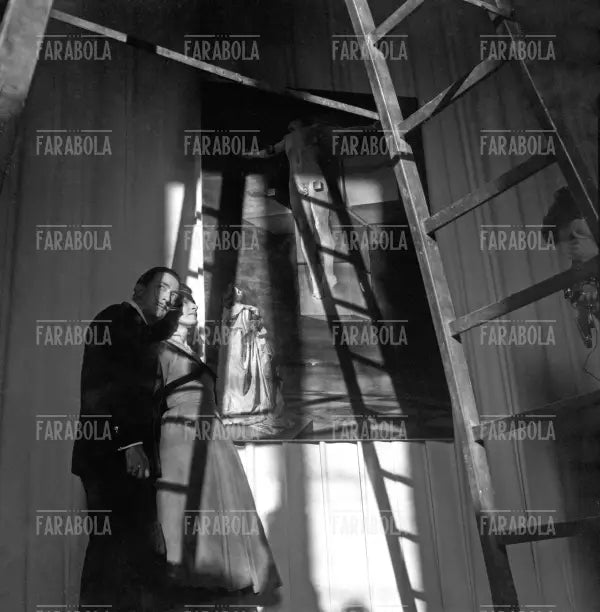 Salvador Dalì durante l'allestimento della sua mostra a Roma, 1954 - Farabola Immagine digitale