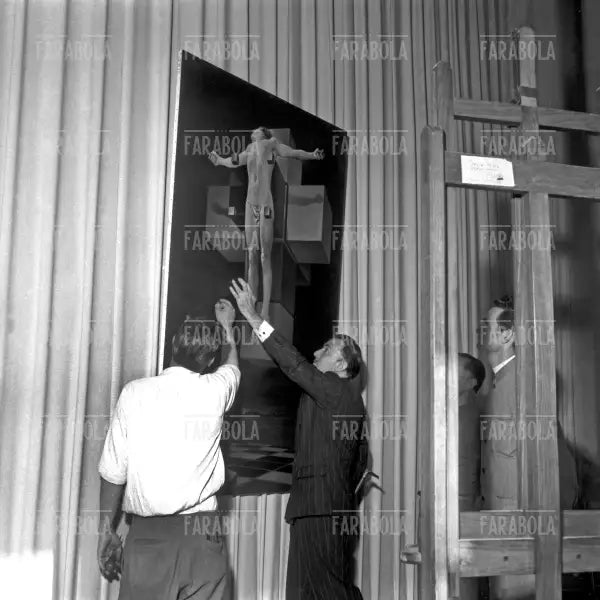 Salvador Dalì durante l'allestimento della sua mostra a Roma, 1954 - Farabola Immagine digitale
