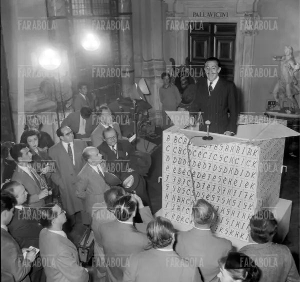 Salvador Dalì durante l'allestimento della sua mostra a Roma, 1954 - Farabola Immagine digitale