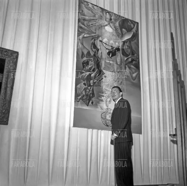 Salvador Dalì durante l'allestimento della sua mostra a Roma, 1954 - Farabola Immagine digitale