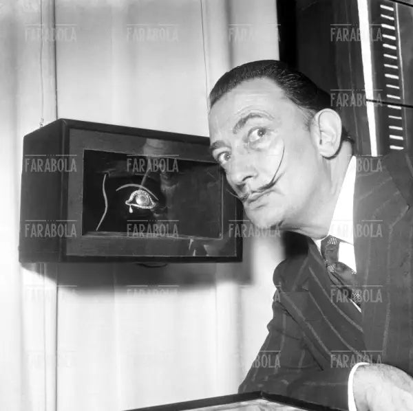Salvador Dalì durante l'allestimento della sua mostra a Roma, 1954 - Farabola Immagine digitale