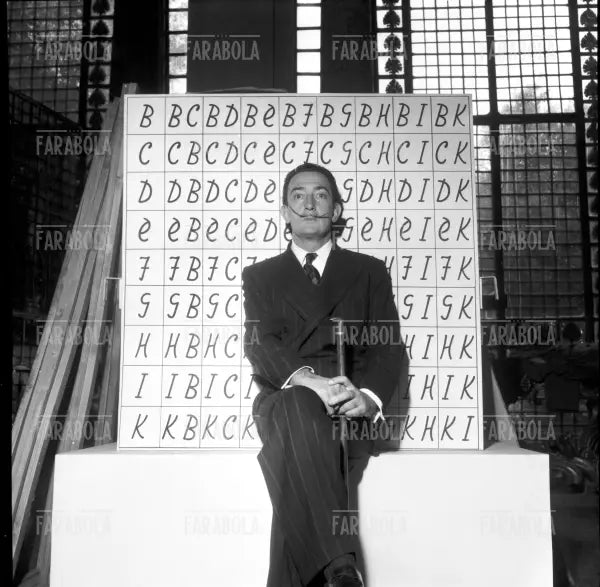 Salvador Dalì durante l'allestimento della sua mostra a Roma, 1954 - Farabola Immagine digitale