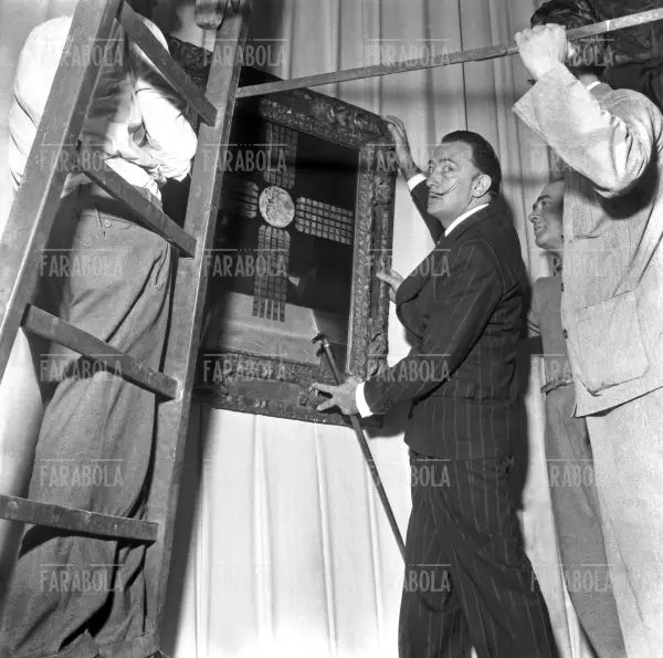 Salvador Dalì durante l'allestimento della sua mostra a Roma, 1954 - Farabola Immagine digitale