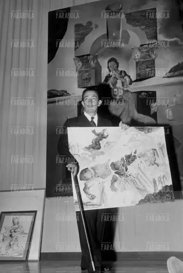 Salvador Dalì durante l'allestimento della sua mostra a Roma, 1954 - Farabola Immagine digitale