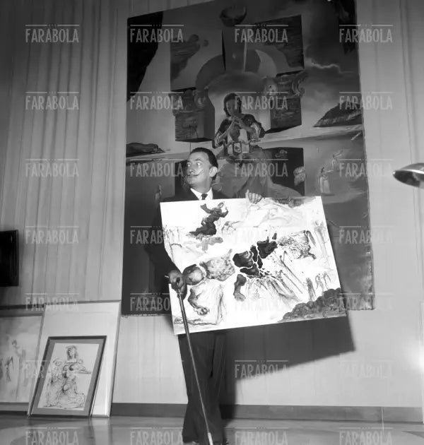 Salvador Dalì durante l'allestimento della sua mostra a Roma, 1954 - Farabola Immagine digitale